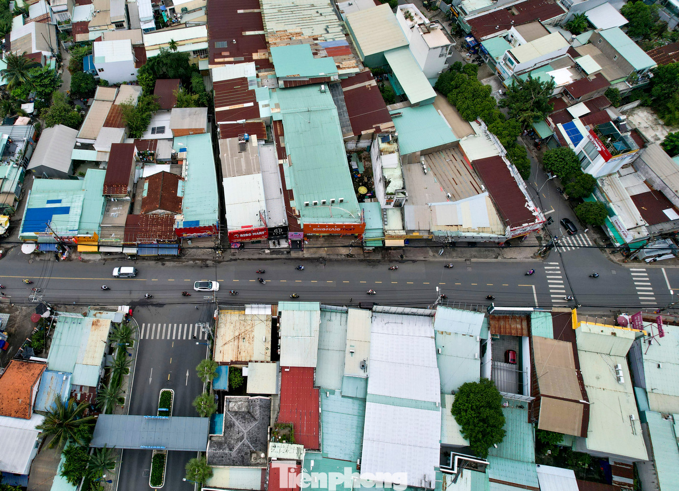 Hiện mặt đường Nguyễn Thị Định rộng khoảng 6m với 2 làn xe, hai bên đường là khu dân cư đông đúc.