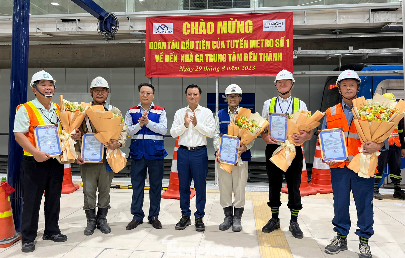 Đoàn tàu đầu tiên của tuyến Metro số 1 (Bến Thành - Suối Tiên) bắt đầu chạy thử nghiệm trên toàn tuyến, bao gồm cả đoạn trên cao và đoạn đi ngầm, từ ga Bến xe Suối Tiên (TP Thủ Đức) đến ga trung tâm Bến Thành (quận 1).