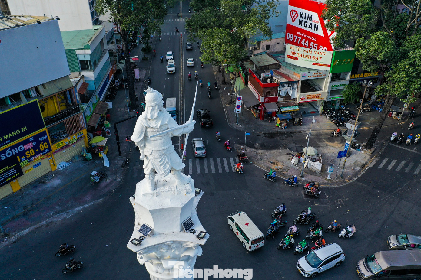 Tượng đài An Dương Vương (ngã sáu Nguyễn Tri Phương, nơi tiếp giáp quận 5 và quận 10), có thiết kế cột cao kiểu Corinth, trên đỉnh có tượng An Dương Vương tay cầm nỏ, đặt trên đỉnh cột cao khoảng 50 m, phía dưới là 4 bức tượng con nghê, hướng nhìn ra các tuyến đường xung quanh.