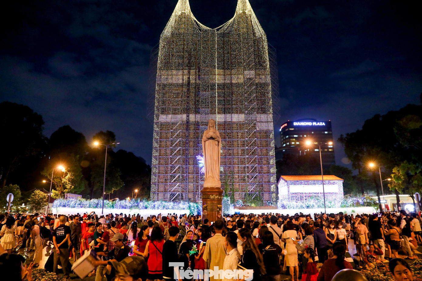 Cứ vào dịp Giáng sinh, khu vực nhà thờ Đức Bà lại chật như nêm. Năm nay, công trình đang tu bổ, tôn tạo nhưng vẫn được trang trí lộng lẫy phục vụ người dân, du khách.