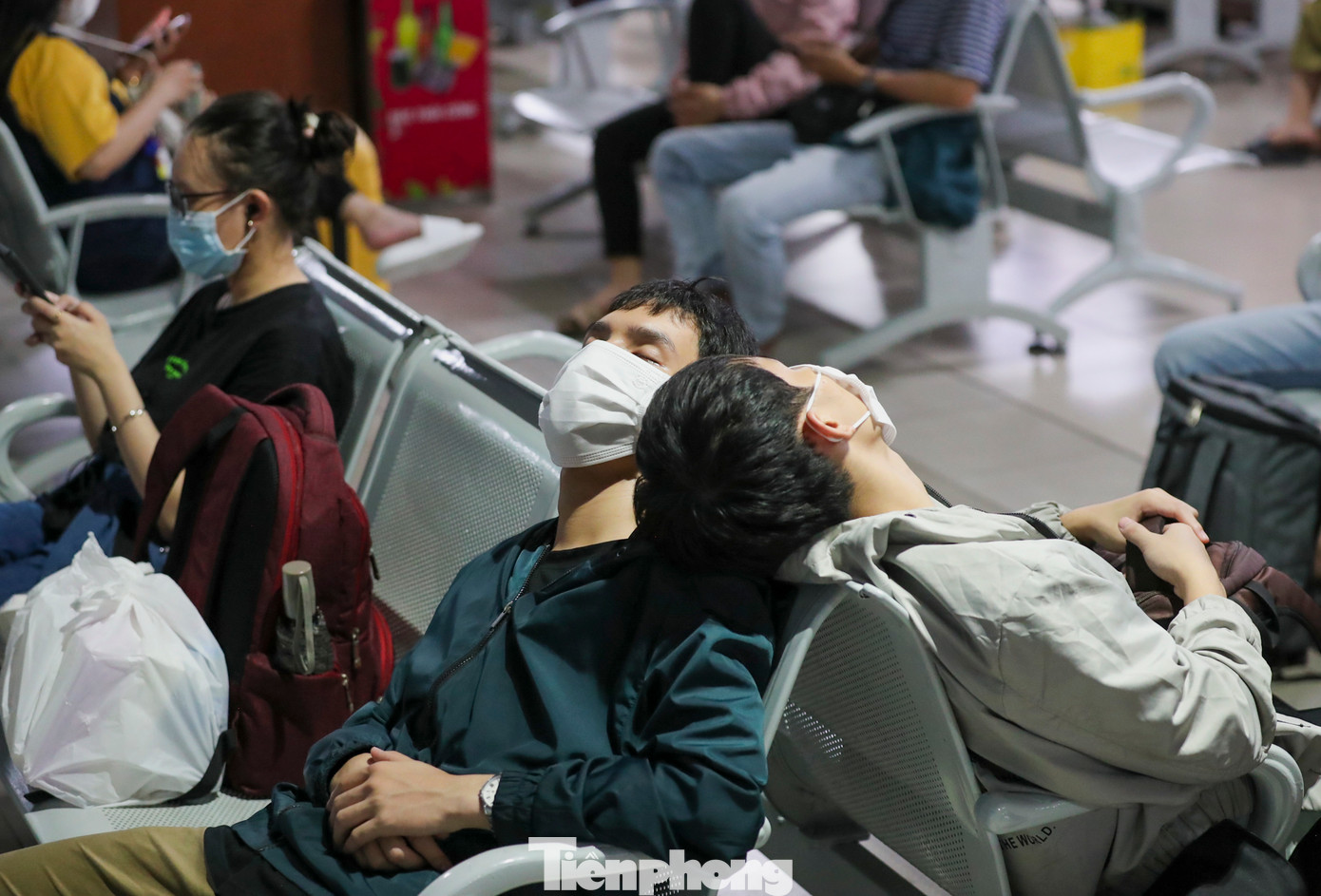 Một số hành khách ngủ gục trên ghế chờ do đến quá sớm vì sợ kẹt xe.