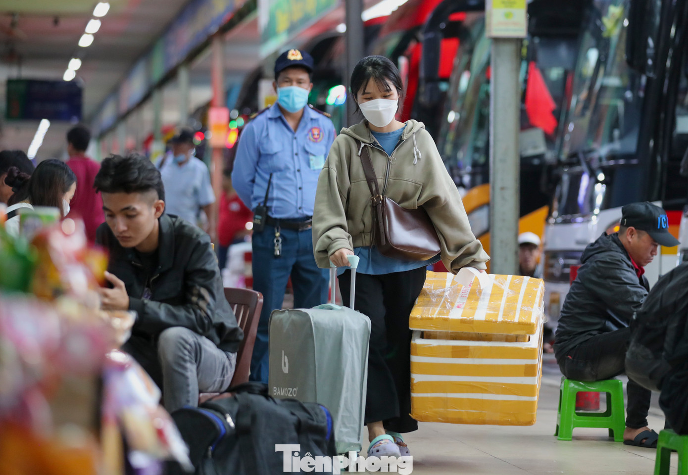 Khác mọi năm, bến xe Miền Đông cũ hiện chỉ còn 50 tuyến đi các tỉnh miền Trung, Tây Nguyên hoạt động sau khi dời phần lớn các tuyến qua bến xe Miền Đông mới.