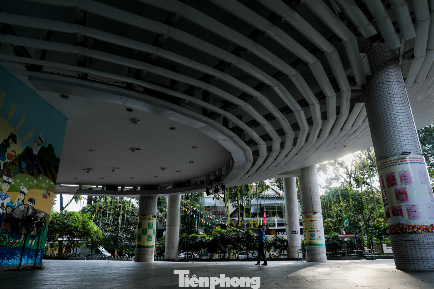 Công trình được bọc một hệ lam nhôm xung quanh tạo nên hình tượng chiếc tổ chim.