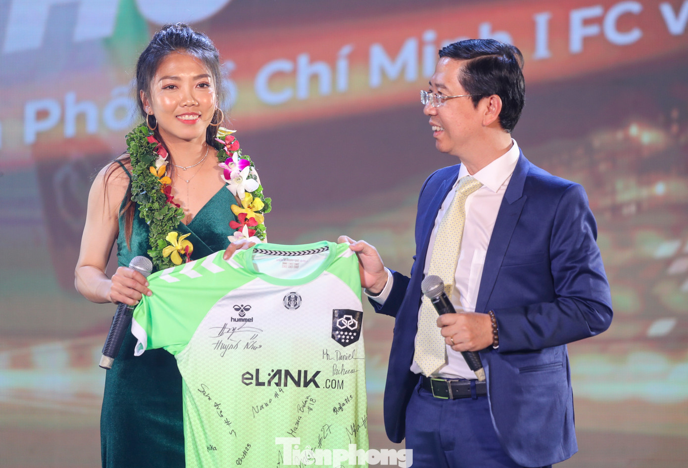 Áo thi đấu của Huỳnh Như ở Lank FC được bán giá 50 triệu đồng. Ảnh: Duy Anh. Áo thi đấu của Huỳnh Như ở Lank FC được bán giá 50 triệu đồng. Ảnh: Duy Anh.