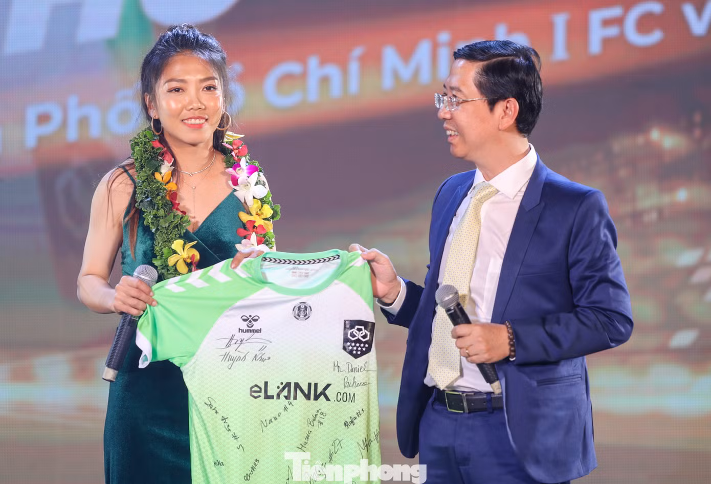 Áo thi đấu của Huỳnh Như ở Lank FC được bán giá 50 triệu đồng. Ảnh: Duy Anh.