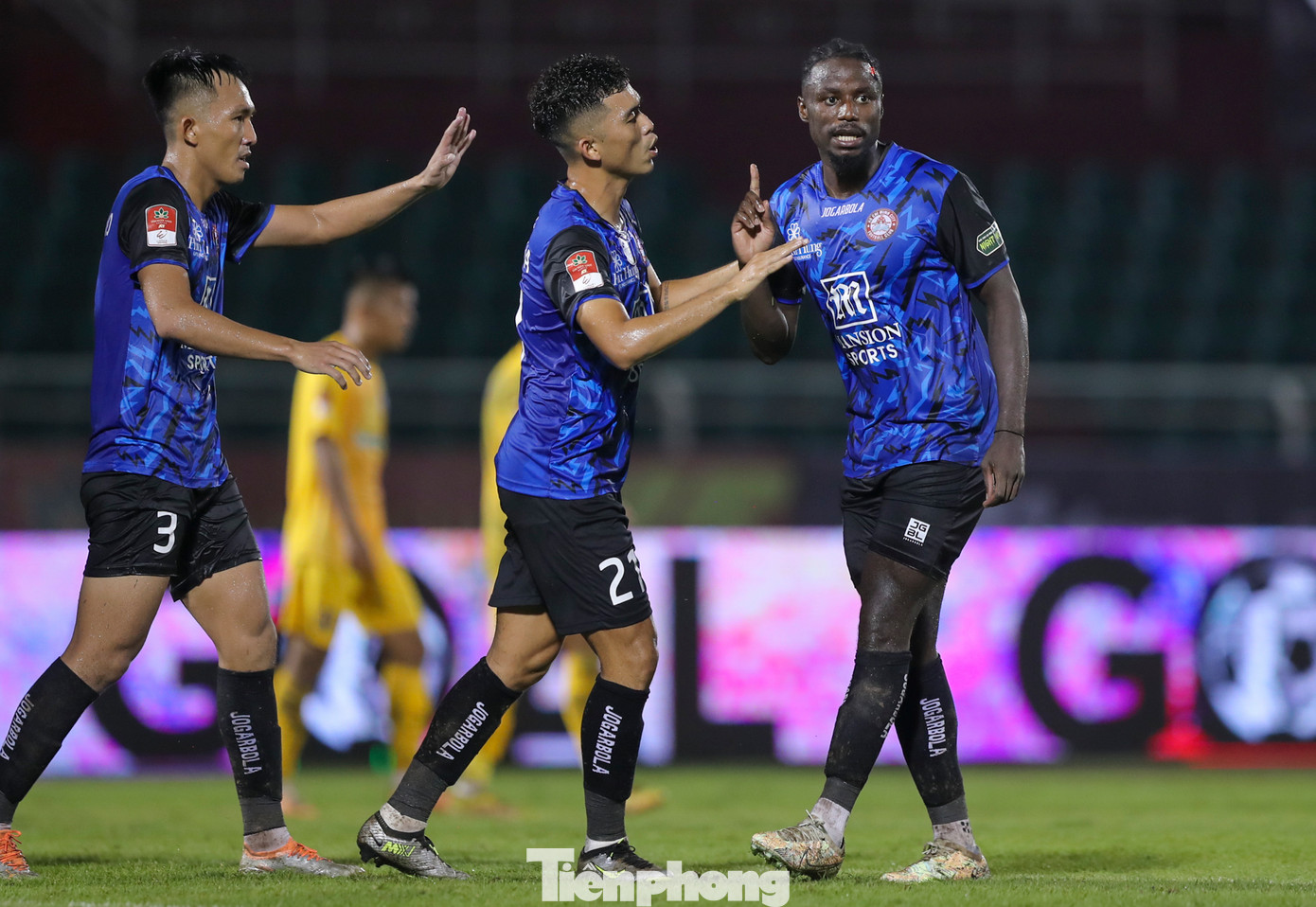 Ngay sau tiếng còi kết thúc trận đấu của trọng tài Lê Vũ Linh, ngoại binh Paul Georges tỏ thái độ không hài lòng với đồng đội của mình là Nguyễn Minh Tùng.