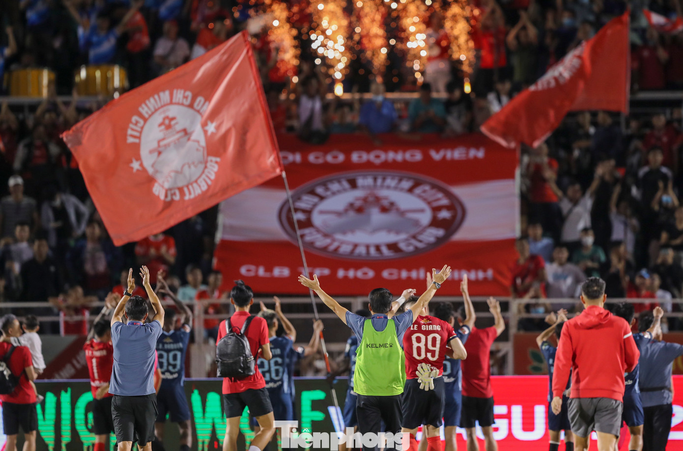 Đông đảo người hâm mộ TPHCM nán lại rất lâu để chung vui cùng thầy trò HLV Vũ Tiến Thành. Đông đảo người hâm mộ TPHCM nán lại rất lâu để chung vui cùng thầy trò HLV Vũ Tiến Thành.