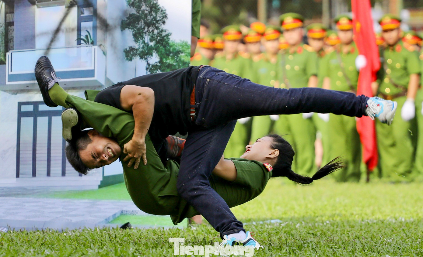 Màn biểu diễn võ thuật của các nữ công an gây ấn tượng mạnh trong hội thao.