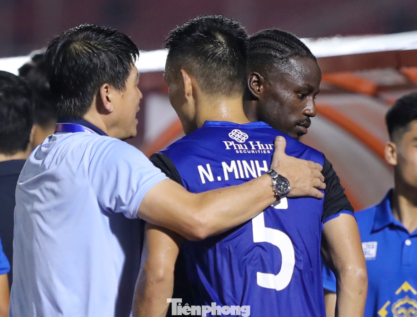 Sau đó, thuyền trưởng của CLB TPHCM có cuộc dàn xếp để hai cầu thủ này làm hoà nhưng vẻ mặt của Paul Georges vẫn tỏ rõ sự không hài lòng.