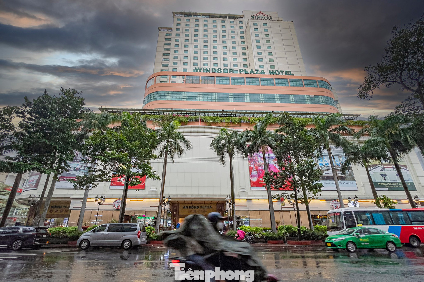 Trong đó, Windsor Hotel là khách sạn đầu tiên do tư nhân Việt Nam đầu tư và quản lý, đạt tiêu chuẩn 5 sao của Tổng cục Du lịch Việt Nam, gồm 400 phòng lưu trú, trung tâm thương mại, các nhà hàng đặc sắc, phòng hội nghị có sức chứa đến 1.800 người và nhiều tiện nghi giải trí.