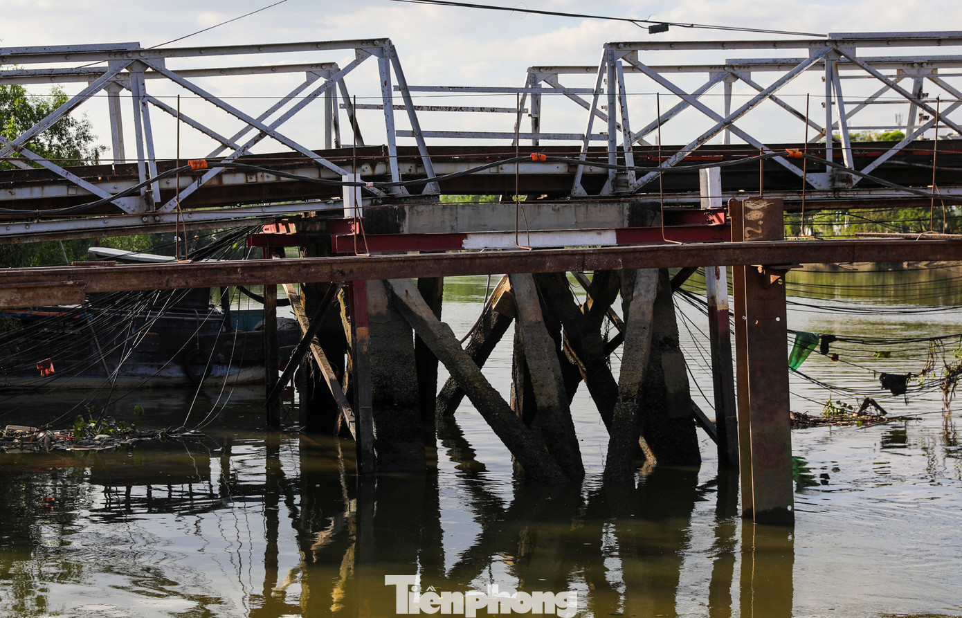 Cầu sắt Rạch Đỉa cũ đã xuống cấp nghiêm trọng, các trụ và thành cầu bị hoen gỉ dần theo thời gian, không còn đảm bảo an toàn giao thông.
