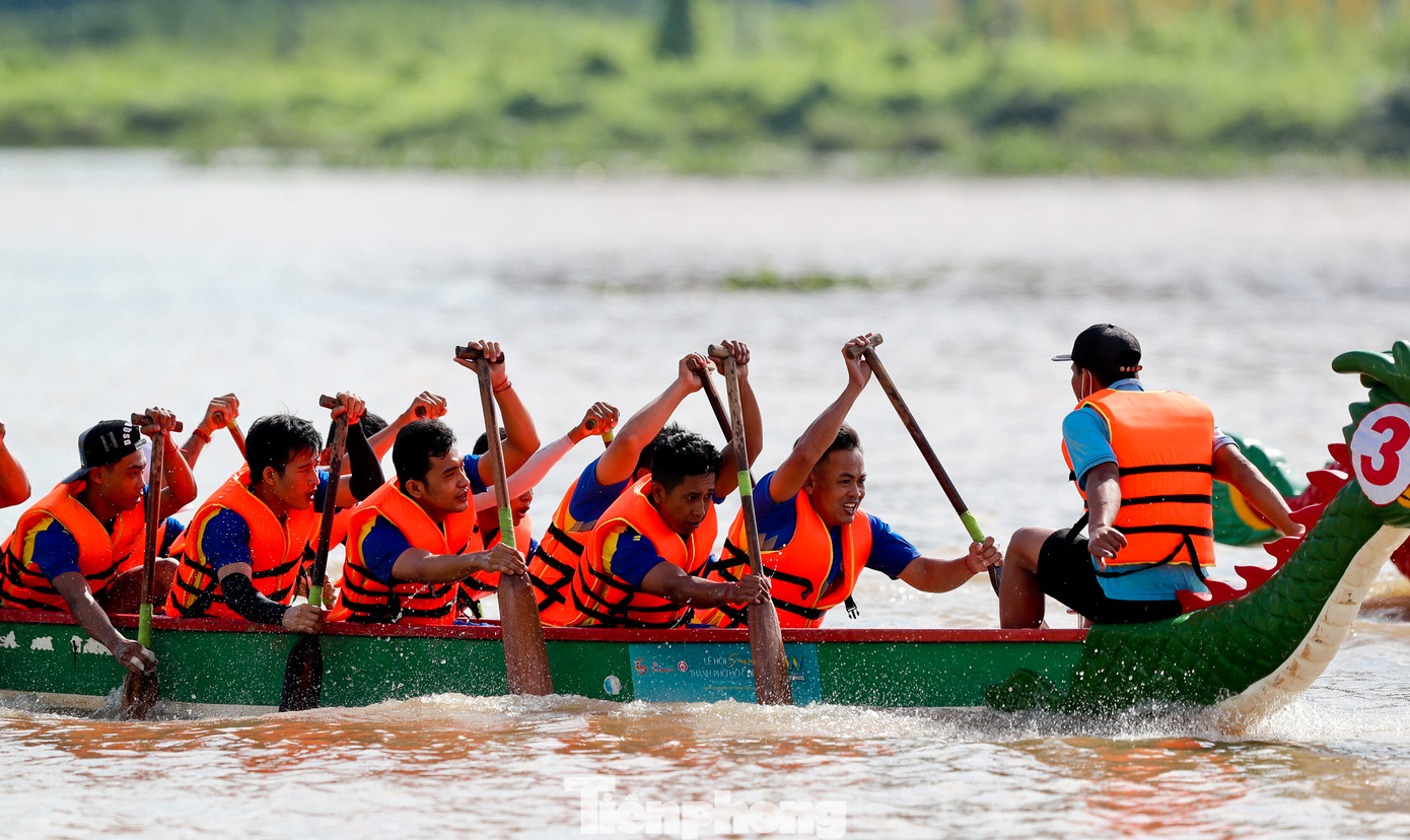 Thời tiết nắng nóng tại TPHCM ảnh hưởng khá nhiều đến phong độ của các đội đua trong sáng 5/8.
