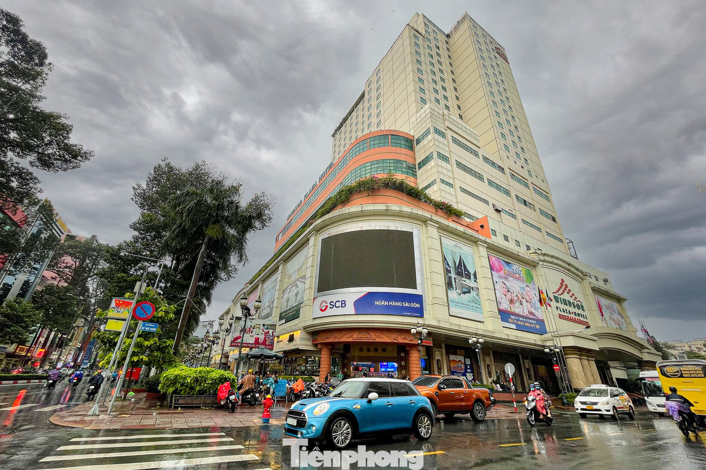 Toạ lạc tại quận 5, An Đông Plaza – Winsor Hotel (18 đường An Dương Vương, quận 5, TPHCM) có tổng vốn đầu tư hơn gần 1.300 tỷ đồng với tòa nhà cao 25 tầng và trung tâm thương mại, hội nghị.