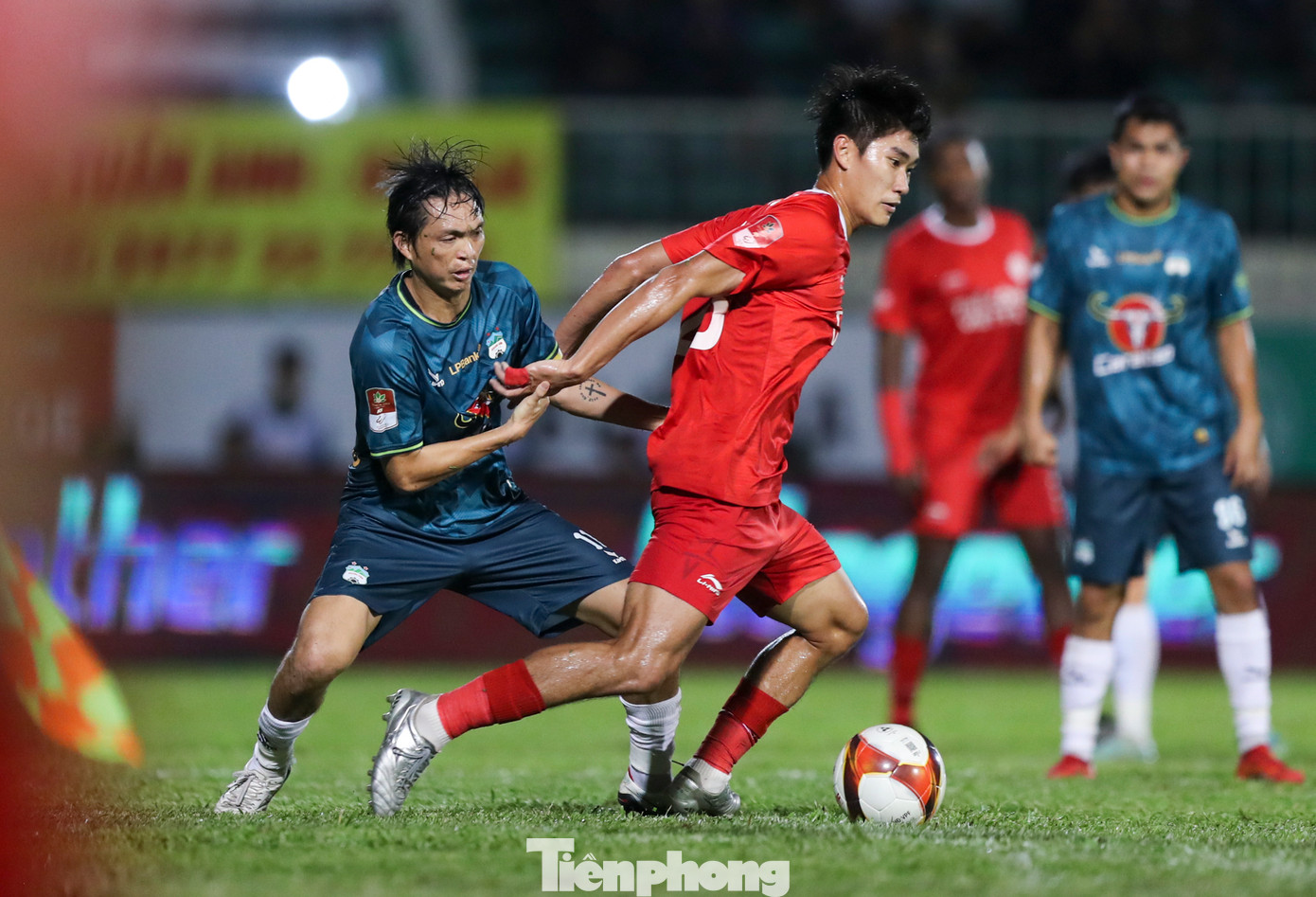 Lối đá của HAGL khá rời rạc, tuyến tiền vệ của đoàn quân HLV Kiatisuk không thể kiểm soát được bóng trước lối đá pressing nhanh bên phía Thể Công Viettel.