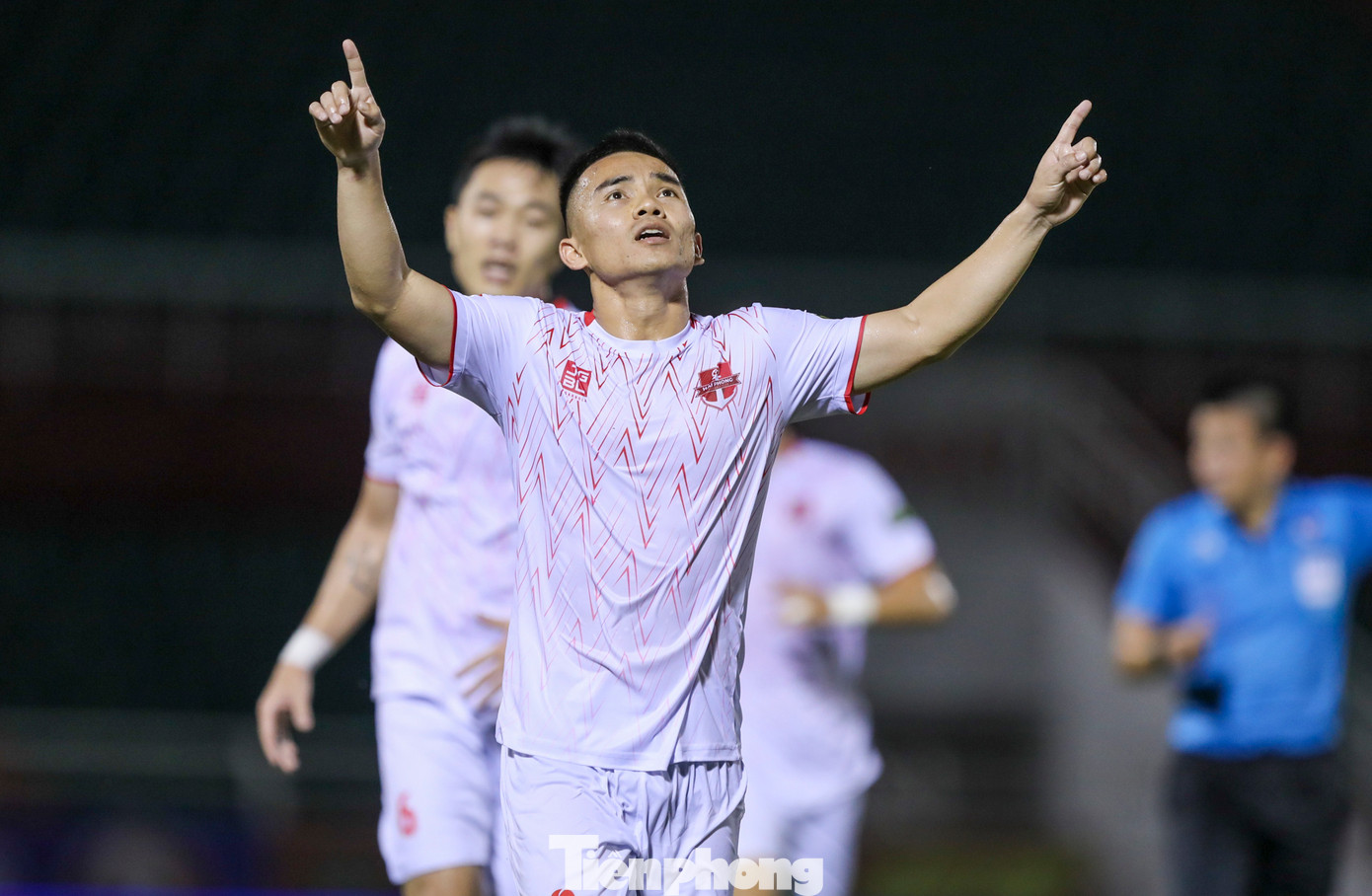 Phải đến phút 88, sau một pha tấn công và 3 cú dứt điểm liên tiếp, Hoàng Nam mới có thể đưa bóng vào lưới để cân bằng tỷ số 1-1 cho Hải Phòng. Phải đến phút 88, sau một pha tấn công và 3 cú dứt điểm liên tiếp, Hoàng Nam mới có thể đưa bóng vào lưới để cân bằng tỷ số 1-1 cho Hải Phòng.