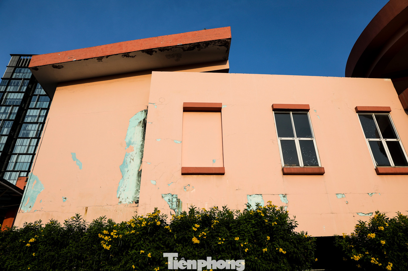 Giai đoạn 2 tiếp tục duy trì và phát triển hoạt động sân khấu Sen Hồng theo kế hoạch, chủ trương của TP. Kinh phí vận hành sân khấu được cân đối từ nguồn sự nghiệp văn hóa thông tin hàng năm và nguồn thu, nguồn xã hội hóa.