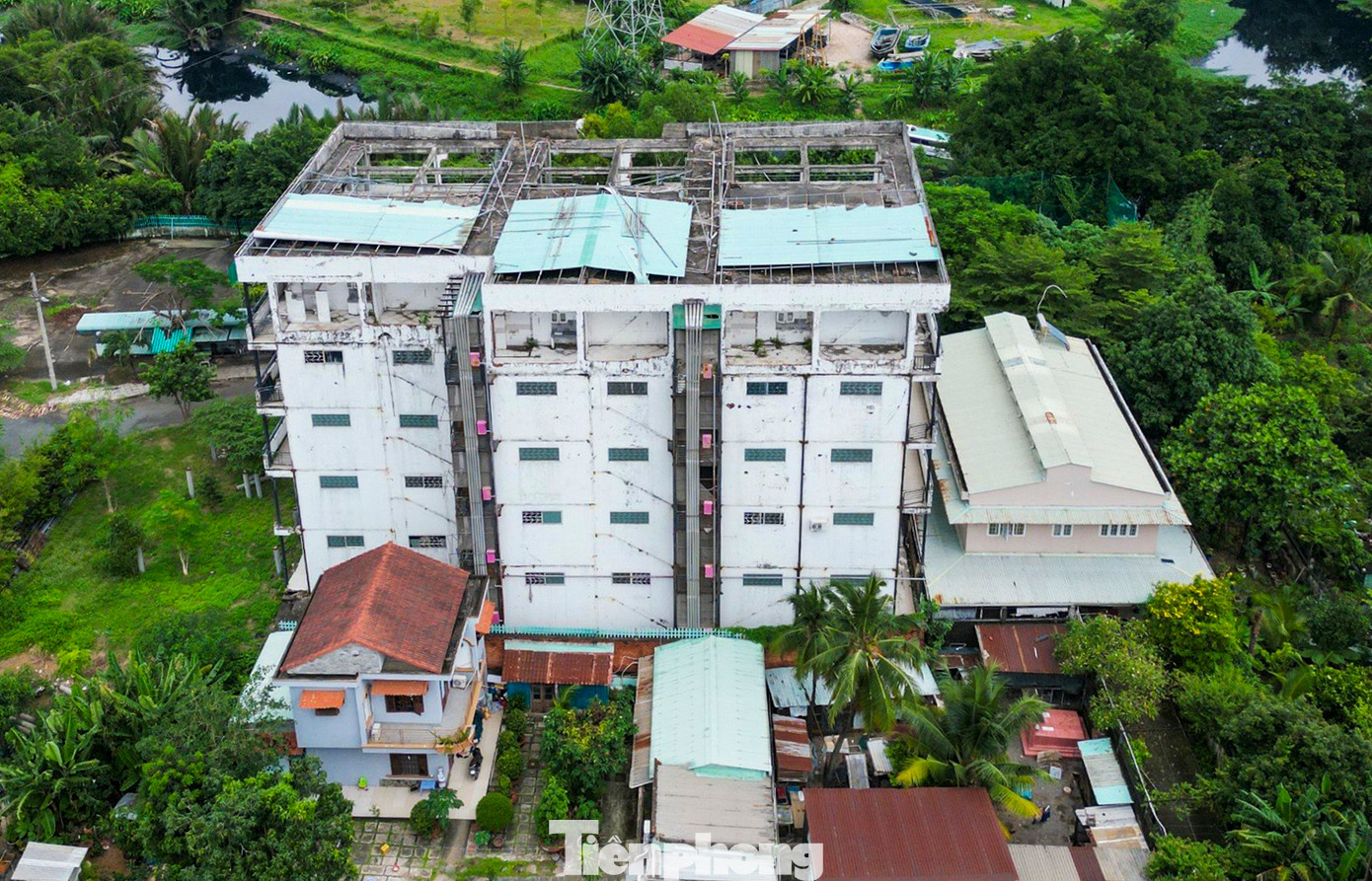 Cách đó không xa, chung cư trên đường 36 cũng bị chính quyền địa phương xử phạt, cưỡng chế công trình sai phép vào năm 2020. Dự án có quy mô 190 căn, do Công ty cổ phần dịch vụ thương mại - xây dựng địa ốc Việt Nam House làm chủ đầu tư, phần cưỡng chế sai phạm có diện tích hơn 600 m2.