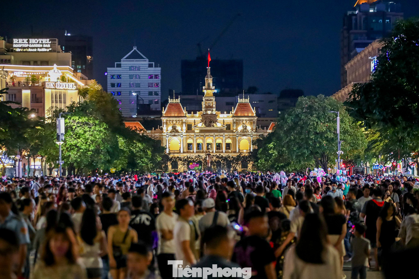 Phố đi bộ Nguyễn Huệ (quận 1) hiện là địa điểm tập trung người dân, du khách đến vui chơi, nhất là dịp cuối tuần.