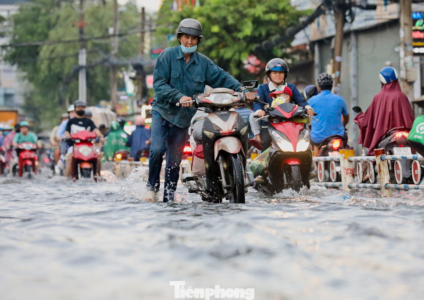 Nhiều phương tiện bị chết máy khi cố vượt qua đoạn trũng sâu trên đường Cây Trâm.