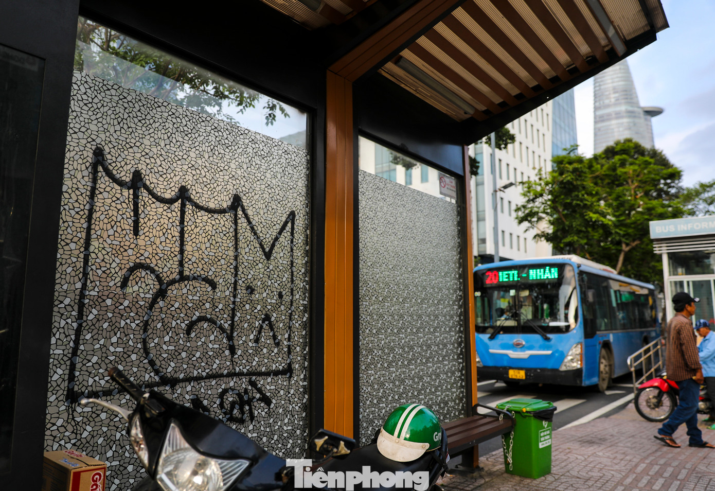 Những hình vẽ bậy xuất hiện ở khắp các nhà chờ xe buýt tại khu vực đường Hàm Nghi.