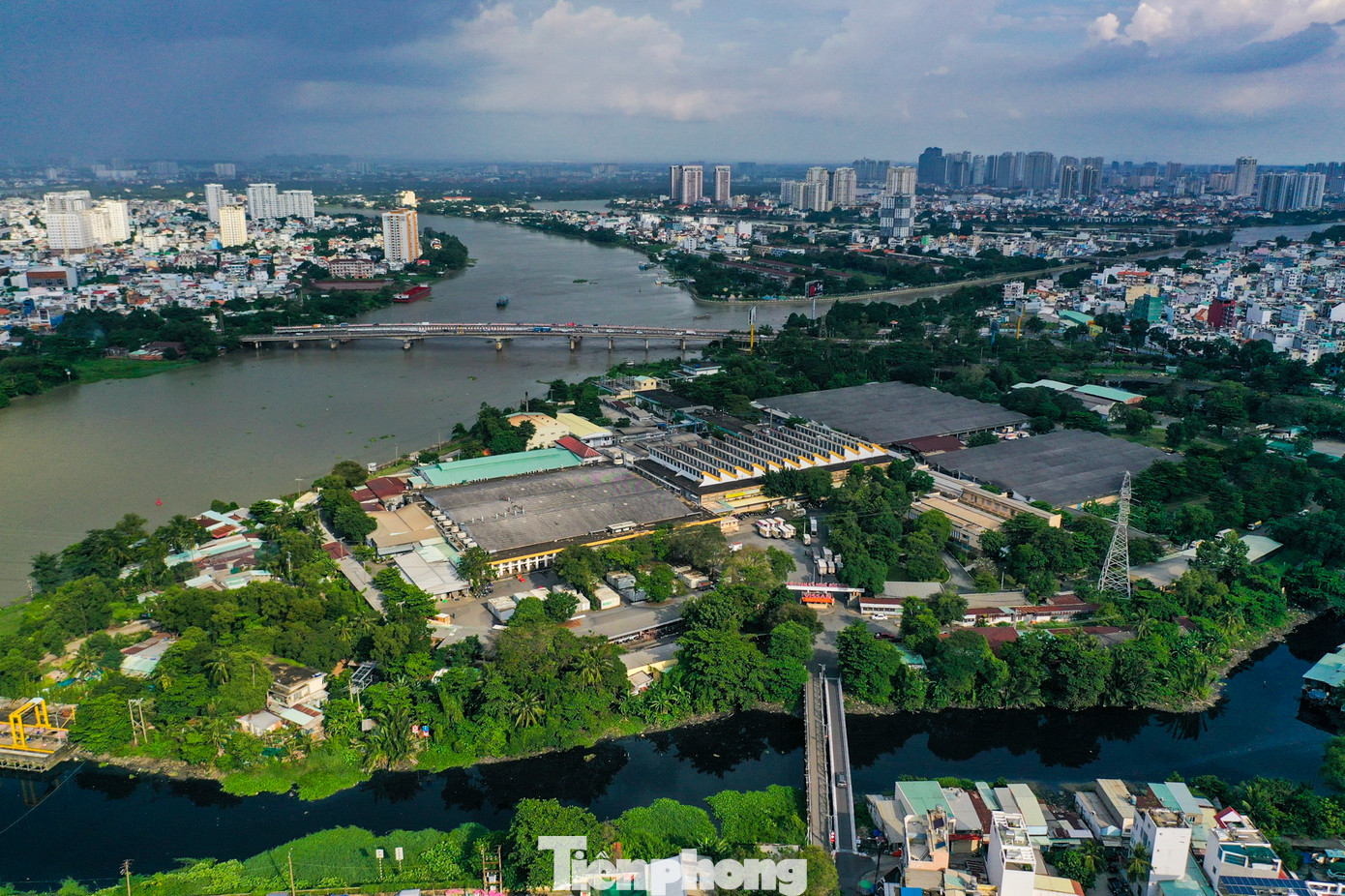 Sau hơn 3 năm ra quyết định thu hồi đất, khu đất 420 Nơ Trang Long vẫn chưa được Công ty Vissan bàn giao về cho Trung tâm Phát triển quỹ đất tiếp nhận, quản lý.