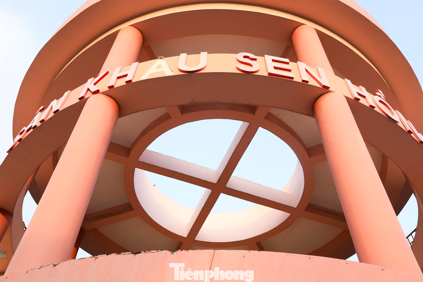 Để tránh gây lãng phí tài sản công, trong thời gian chờ sửa chữa công viên 23/9, UBND quận 1 ủng hộ đề xuất Sở VHTT về việc cải tạo sân khấu Sen Hồng phục vụ hoạt động văn hóa, văn nghệ.