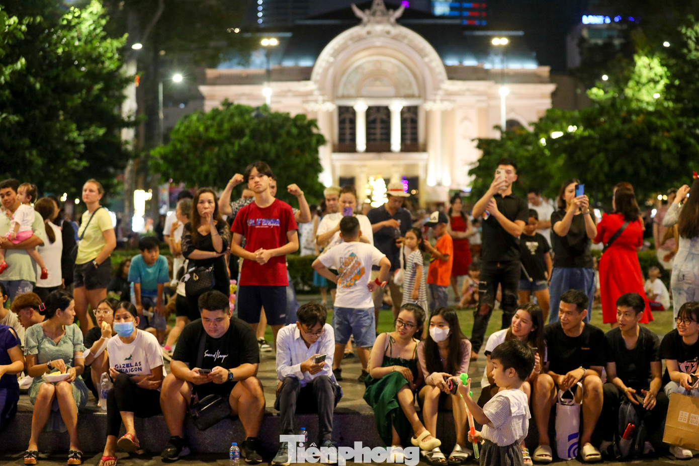 Khu vực trước cửa Nhà hát Thành phố lúc 20h ngày 24/12.