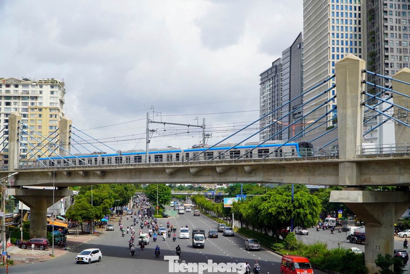 Việc thử nghiệm đoạn trong hầm cũng là đoạn khó khăn nhất vì các nhà thầu vừa thi công, vừa thử nghiệm trong điều kiện đường hầm chật hẹp, không gian nhỏ, điều kiện về ánh sáng, thông gió, thông tin, liên lạc cũng không được thuận lợi như đoạn trên cao.