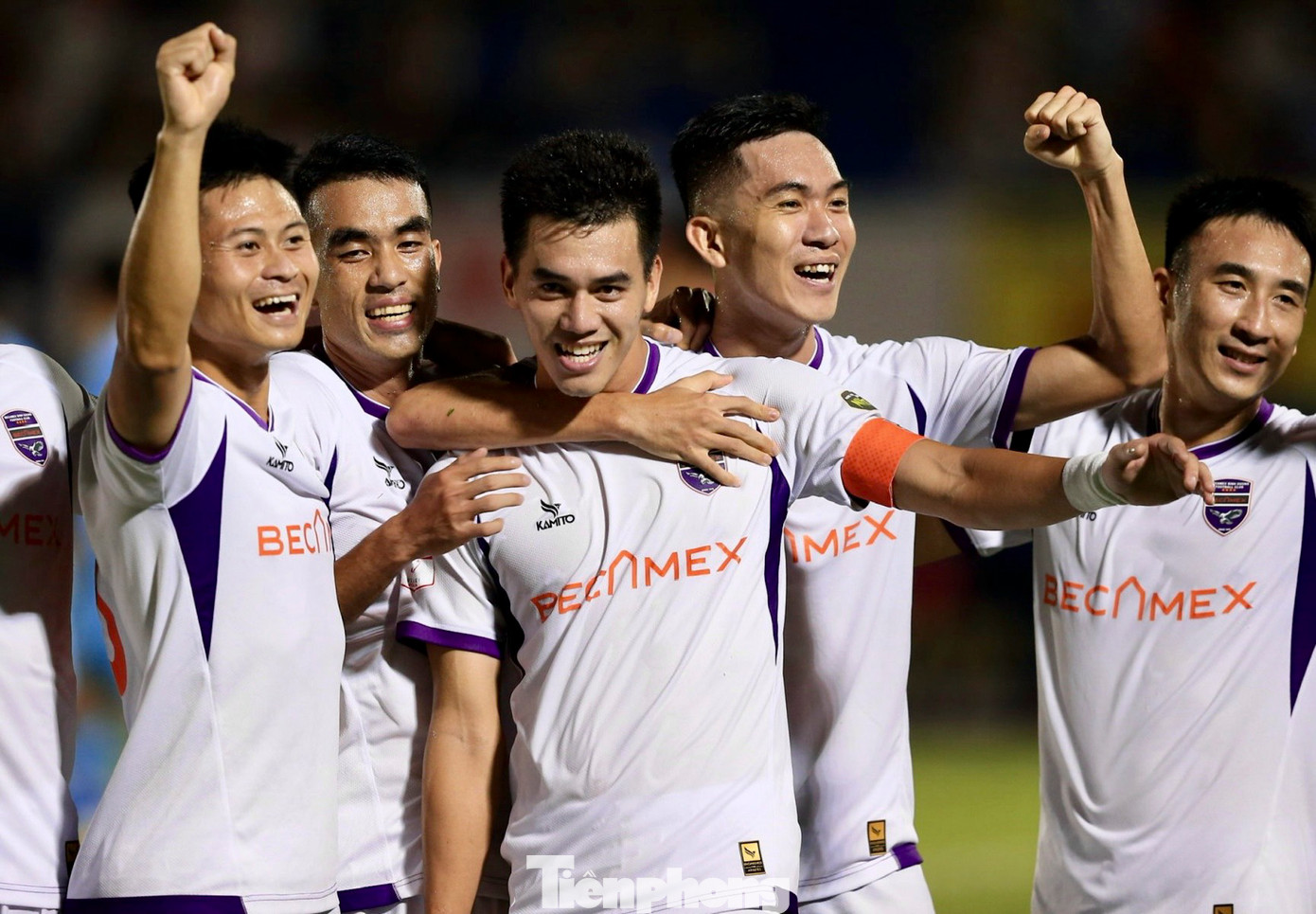 Tiến Linh tiếp tục chứng tỏ đẳng cấp của mình với bàn thắng ấn định tỷ số 3-2 giúp đội nhà có chiến thắng nghẹt thở trước Nam Định. Tiến Linh tiếp tục chứng tỏ đẳng cấp của mình với bàn thắng ấn định tỷ số 3-2 giúp đội nhà có chiến thắng nghẹt thở trước Nam Định.