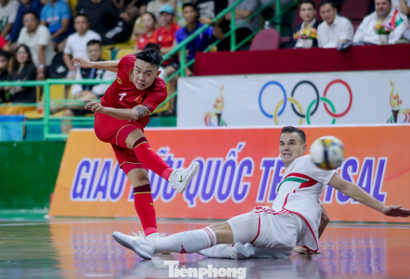 Được chơi dưới sự cổ vũ cuồng nhiệt của khán giả nhà, tuyển Việt Nam tự tin triển khai lối chơi ngay từ những phút đầu của trận đấu.