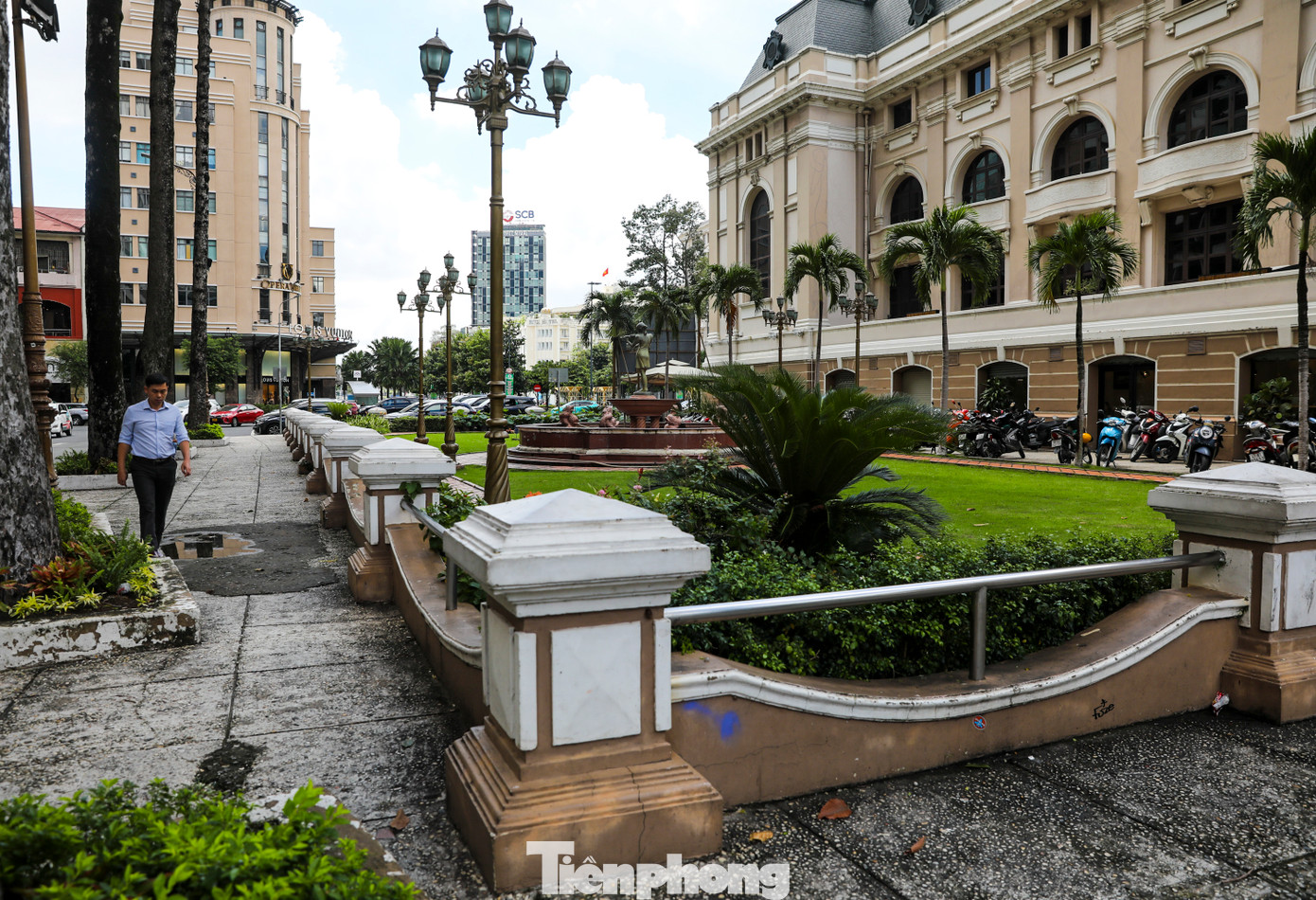 Việc thi công thực hiện theo hình thức cuốn chiếu đảm bảo các phòng chức năng hoạt động thường xuyên. Quá trình sửa chữa sẽ có thêm bước hạ giải, tức phải đưa các chi tiết xuống rồi sửa chữa, phục dựng, nhiều nguyên vật liệu phải nhập ở nước ngoài về mới đảm bảo yêu cầu.