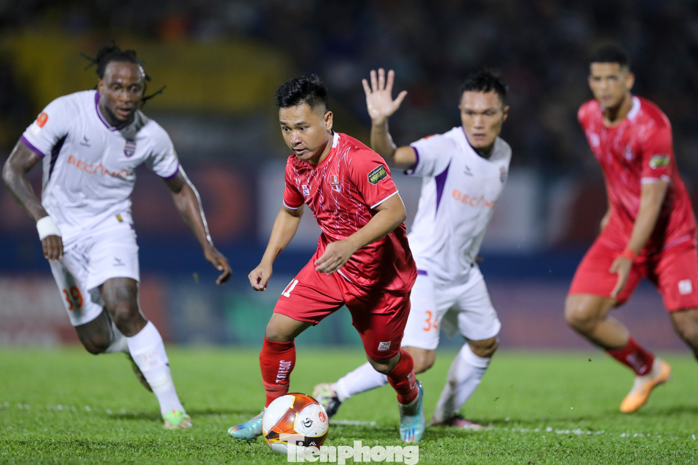 Những phút ít ỏi của trận đấu, CLB Hải Phòng chơi tất tay khi dồn lên tấn công để tìm bàn gỡ hoà nhưng đành bất lực trước hàng thủ kỷ luật của Bình Dương.