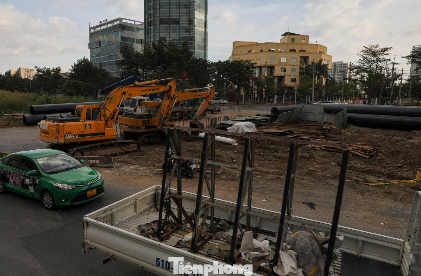 Vỉa hè khu vực này cũng đang được tập kết máy móc, vật liệu xây dựng.