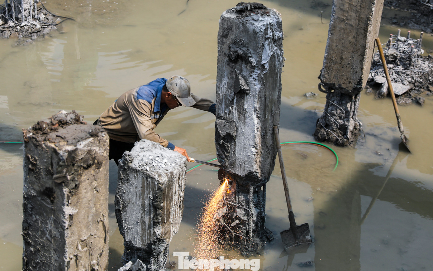 Công nhân hàn khung sắt tạo cống hộp qua rạch Bà Tiếng.