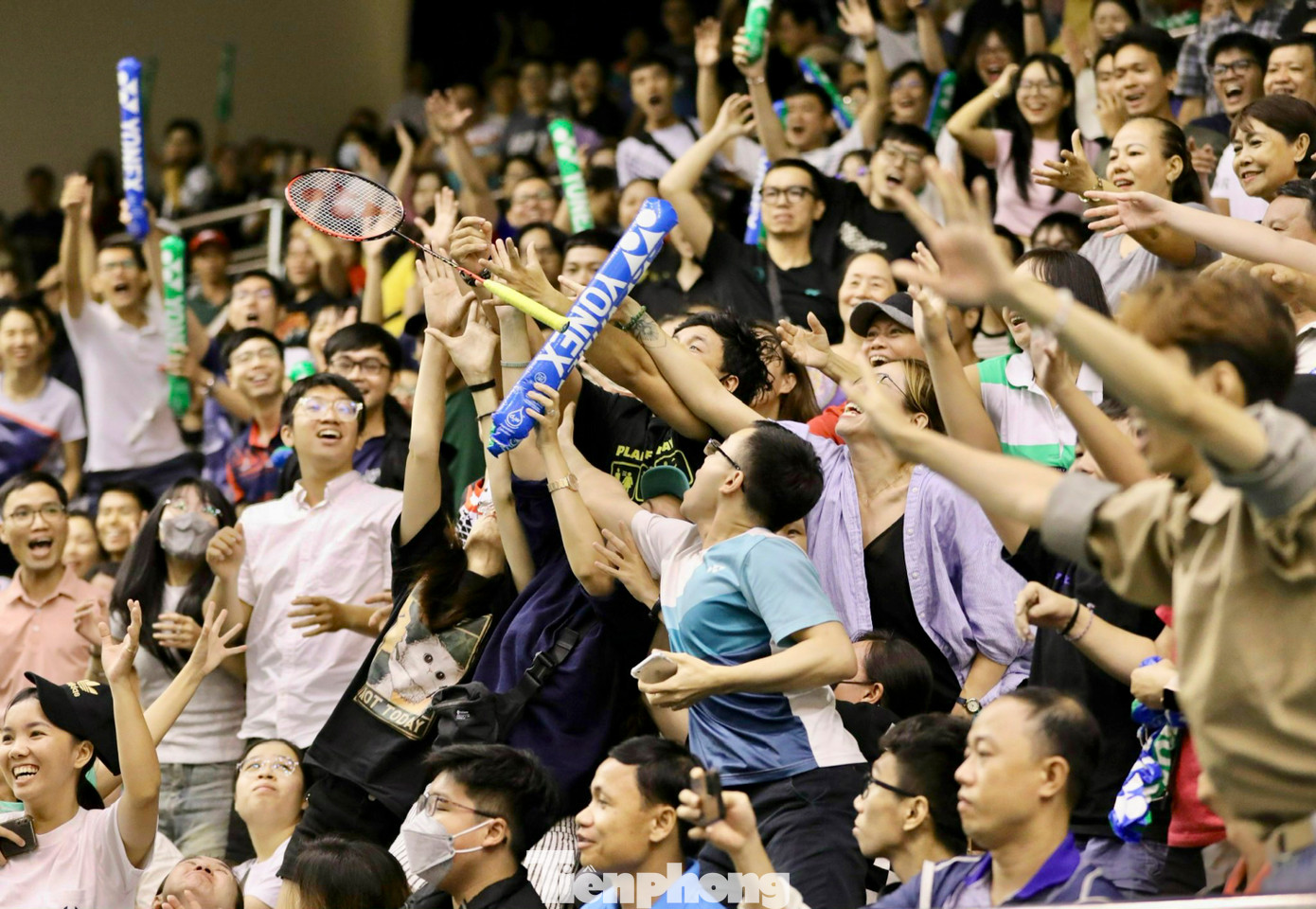 Hotgirl của làng cầu lông Việt Nam dành tặng cây vợt của mình đến khán giả như lời cảm ơn sau khi bảo vệ thành công ngôi vô địch.