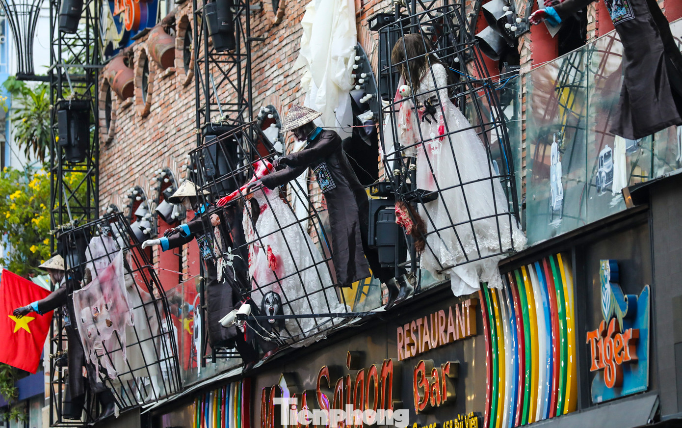 Những tiểu cảnh ma quái được nhân viên trang trí xung quanh các hàng quán.