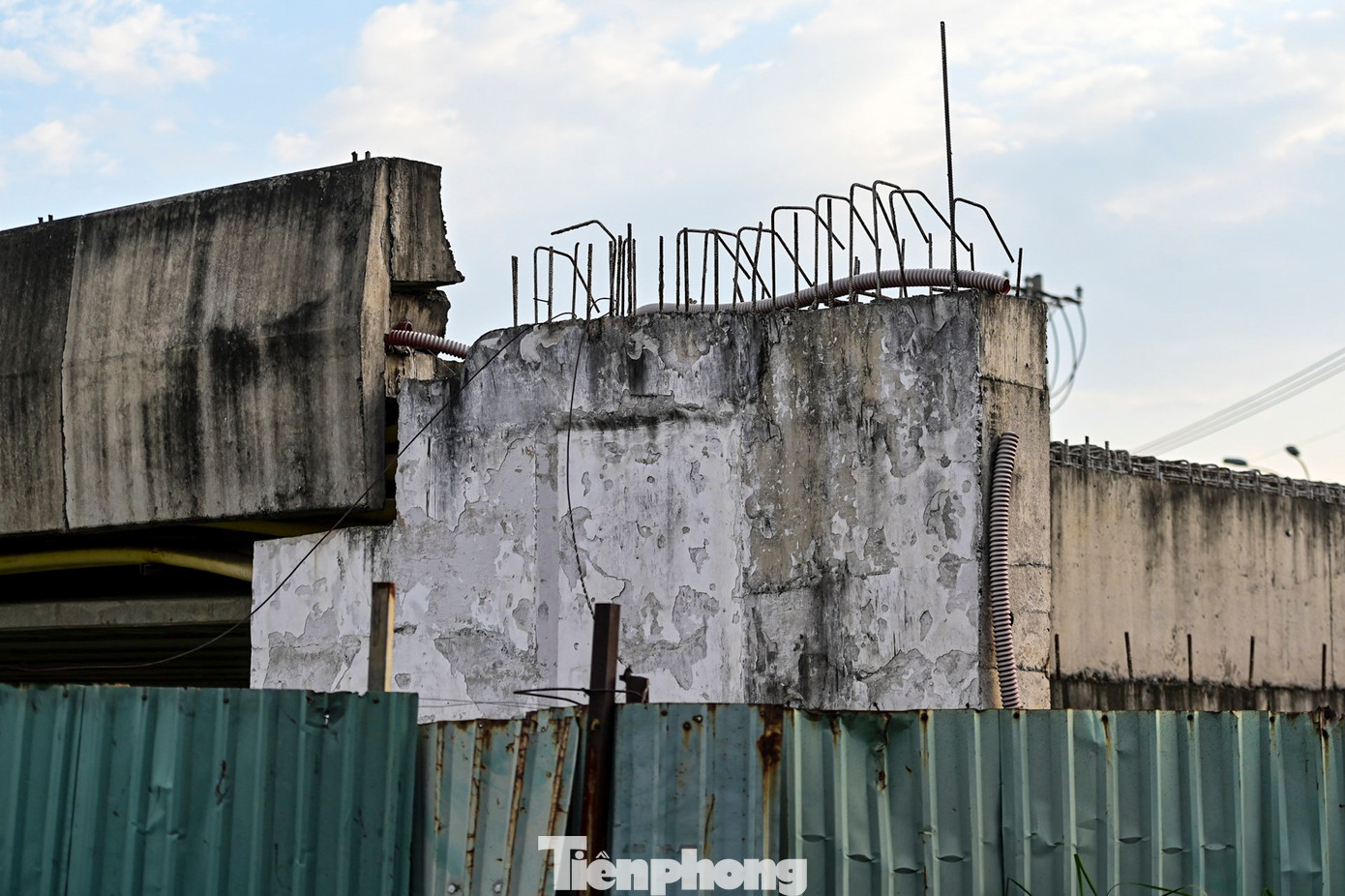 Phần lớn các phần sắt thép đã gỉ sét do chịu ảnh hưởng phơi nắng mưa từ ngày này qua tháng khác.