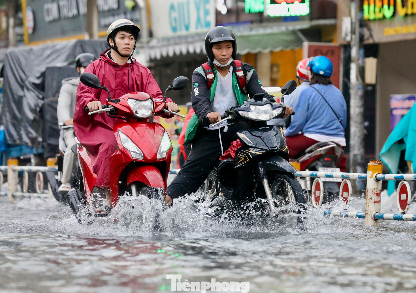 Một số người phải đặt xe công nghệ để giúp đẩy qua đoạn ngập.