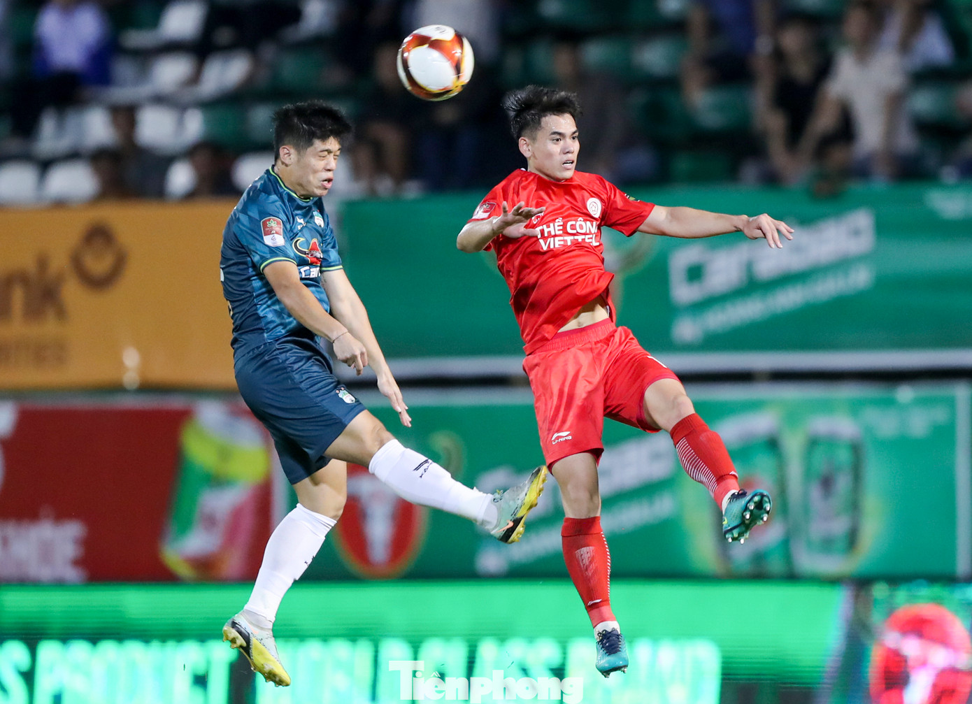 Các cầu thủ trẻ của Thể Công Viettel cho thấy được sự ổn định hơn so với các đồng nghiệp bên kia chiến tuyến. Khuất Văn Khang có một trận đấu đáng nhớ khi là tác giả của bàn ấn định tỷ số 2-1 ngay trong hiệp 1.