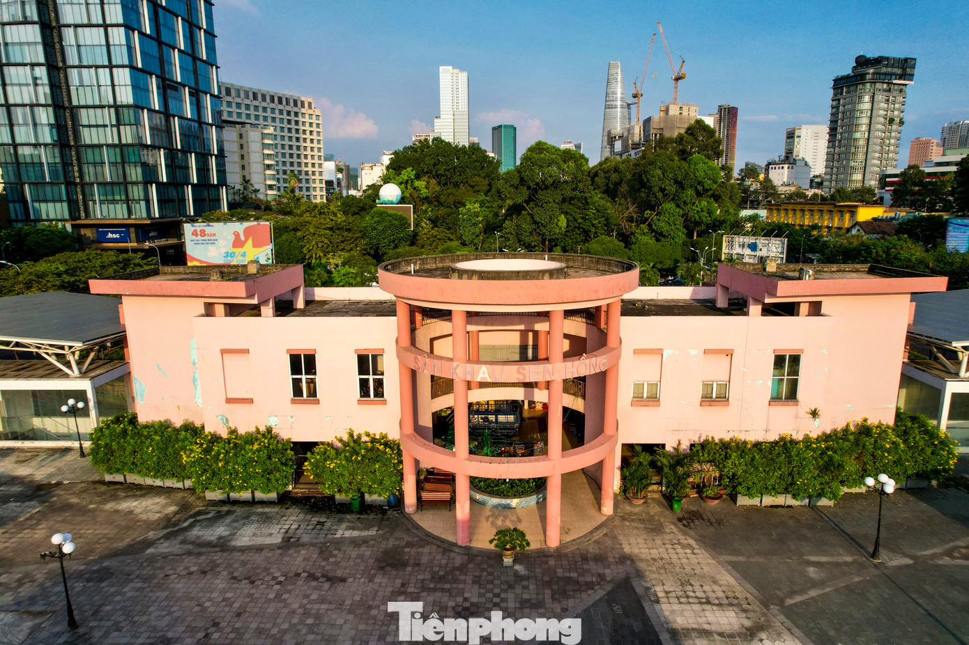 Sân khấu Sen Hồng (phường Phạm Ngũ Lão, quận 1) nằm ở vị trí đắc địa tại trung tâm TPHCM, rộng hơn 1 ha, diện tích mặt sàn 6.000 m2, bị bỏ trống từ giữa năm 2019 đến nay.