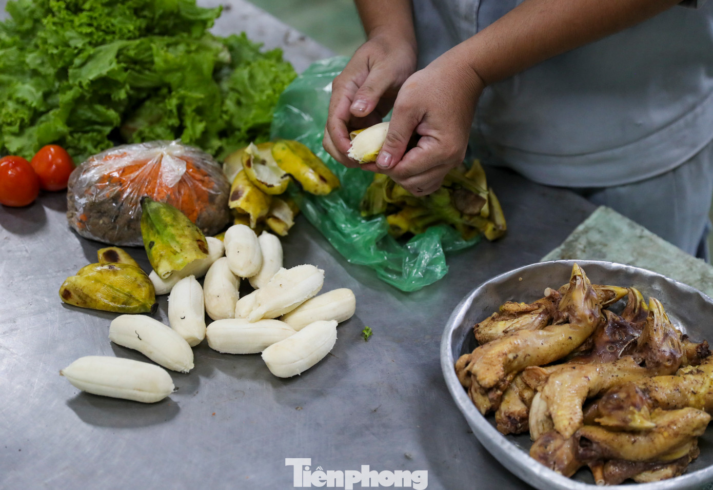 Từng loài vật đều có các tập tính ăn uống khác nhau, có loài thích ăn đồ ăn nguyên nhưng cũng có loài thì buộc phải sơ chế qua như cắt nhỏ hoặc bỏ vỏ sẵn.