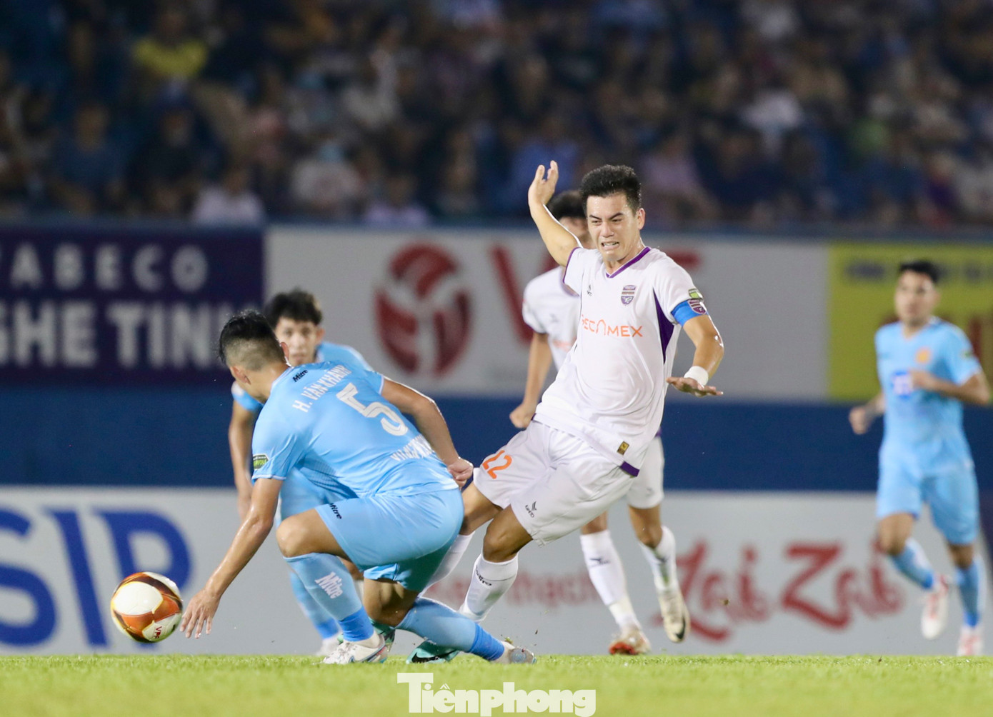 Nam Định có bàn gỡ hoà 2-2 do công của Rafaelson nhưng phải nhận thêm bàn thua sau tình huống dứt điểm đẳng cấp của Tiến Linh. Nam Định có bàn gỡ hoà 2-2 do công của Rafaelson nhưng phải nhận thêm bàn thua sau tình huống dứt điểm đẳng cấp của Tiến Linh.