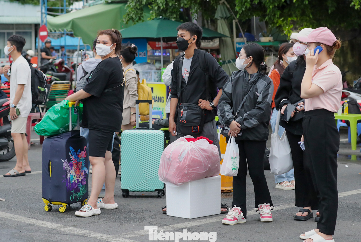 Nhiều hành khách đến sớm phải chờ khá lâu phía ngoài để đợi lên xe.
