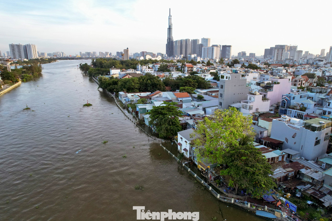 Theo Sở GTVT TP, để xây dựng kiên cố tuyến kè kênh Thanh Đa - đoạn 1.1, với chiều dài gần 500 m, với phạm vi giải tỏa mặt bằng của dự án là 10 m tính từ đỉnh kè vào phía bờ. Dự kiến tổng mức đầu tư dự kiến khoảng 90 tỉ đồng. Bao gồm xây dựng kè kiên cố, hệ thống thoát nước và khuôn viên cây xanh, không bao gồm chi phí bồi thường, giải phóng mặt bằng để thay thế công trình kè mềm hiện hữu. Theo Sở GTVT TP, để xây dựng kiên cố tuyến kè kênh Thanh Đa - đoạn 1.1, với chiều dài gần 500 m, với phạm vi giải tỏa mặt bằng của dự án là 10 m tính từ đỉnh kè vào phía bờ. Dự kiến tổng mức đầu tư dự kiến khoảng 90 tỉ đồng. Bao gồm xây dựng kè kiên cố, hệ thống thoát nước và khuôn viên cây xanh, không bao gồm chi phí bồi thường, giải phóng mặt bằng để thay thế công trình kè mềm hiện hữu.