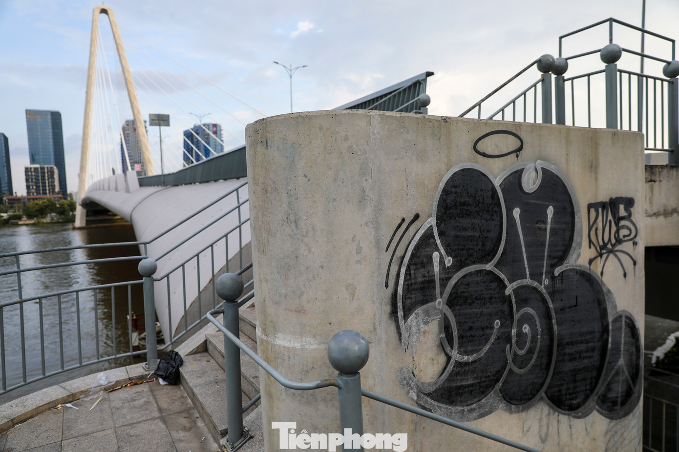 Một người dân làm việc gần đây chia sẻ, những hình vẽ này bắt đầu xuất hiện cách đây 3 ngày.