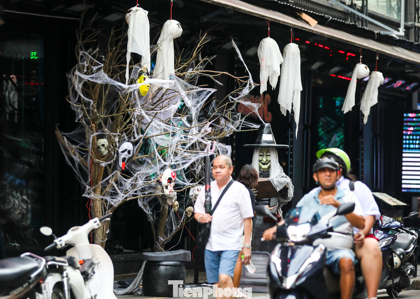 Nhiều ưu đãi được các nhà hàng, quán bar đưa ra để lôi kéo khách đến vui chơi.