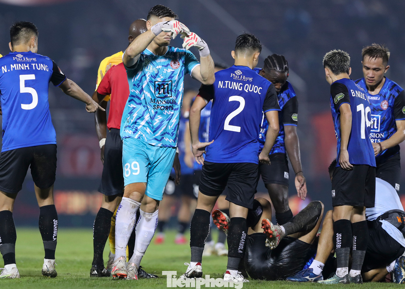 Thủ thành Patrik Lê Giang ngay lập tức yêu cầu ban huấn luyện CLB TPHCM có sự thay đổi người.