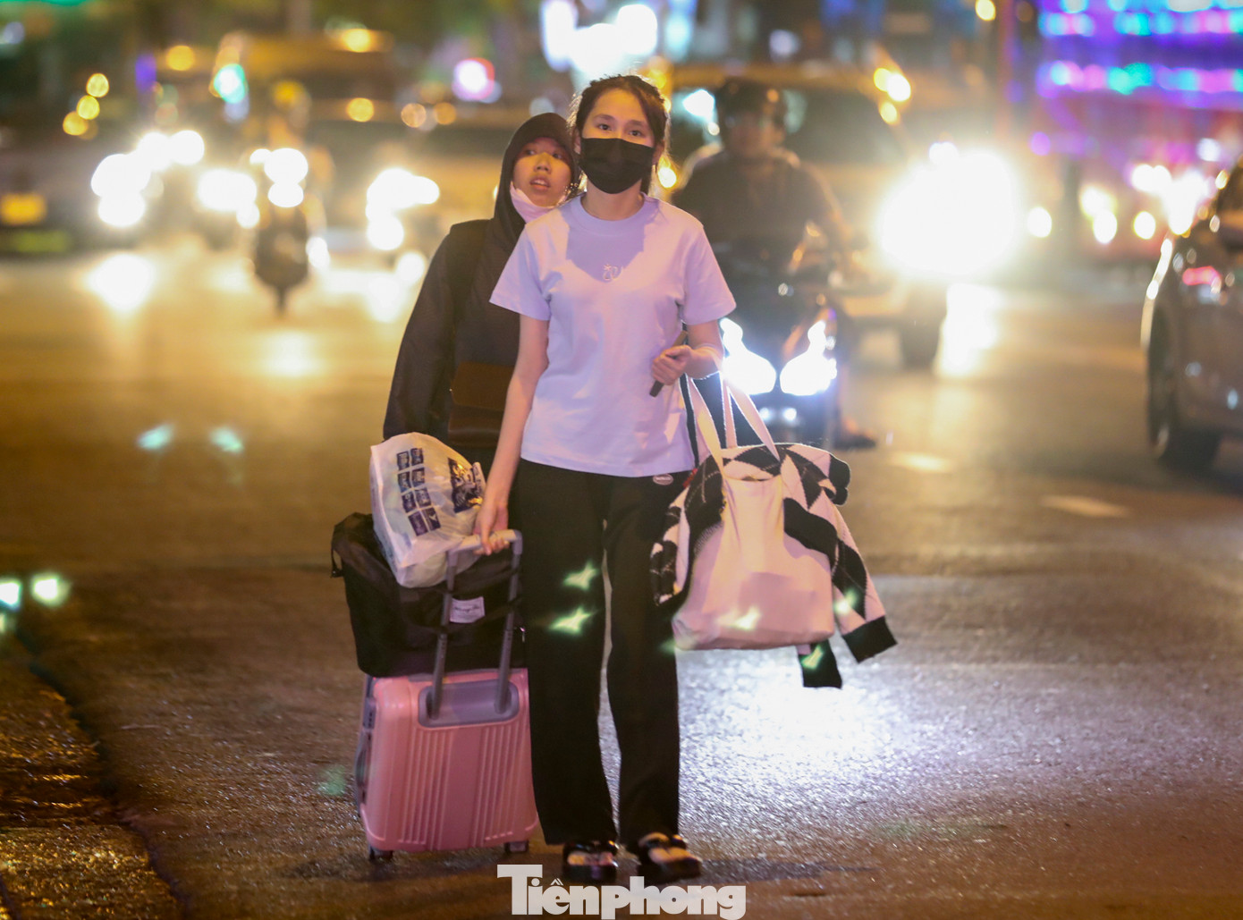 Một số hành khách không kịp vào bến phải tự đi bộ đến đoạn vắng để bắt xe.