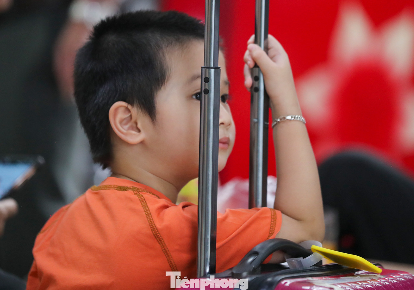 Gương mặt mệt mỏi của em bé khi phải chờ đợi khá lâu mới được lên xe.