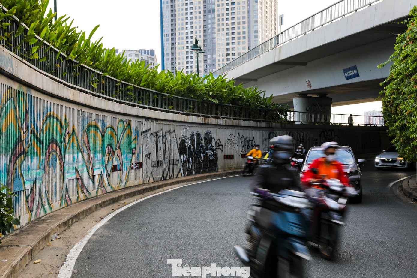 Đoạn hầm dưới cầu Khánh Hội hướng từ Võ Văn Kiệt về Tôn Đức Thắng cũng chằng chịt các hình vẽ theo kiểu phong cách graffiti (vẽ tranh đường phố).
